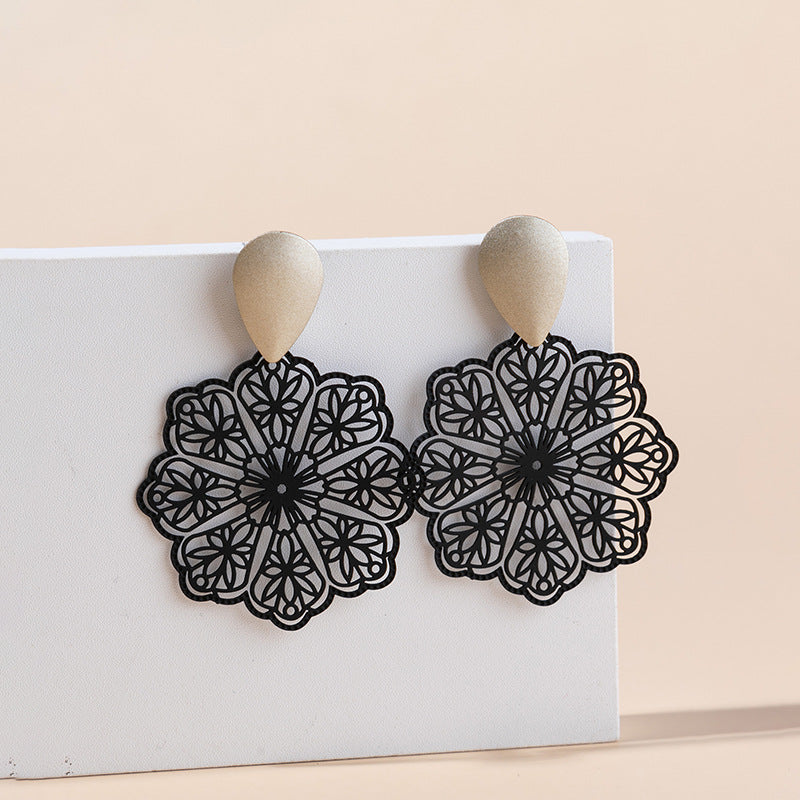 Pendientes de metal de color de mariposa hueca de contraste al por mayor